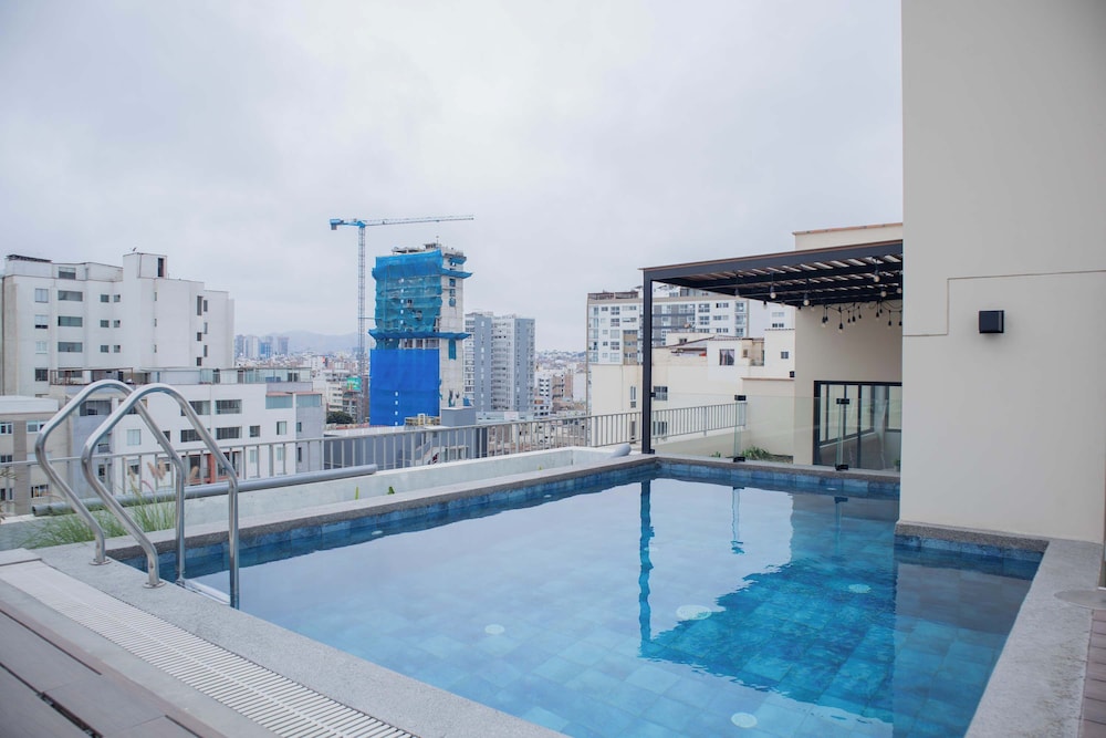 w Striking 1BR w Perfect Balcony Near Kennedy Park