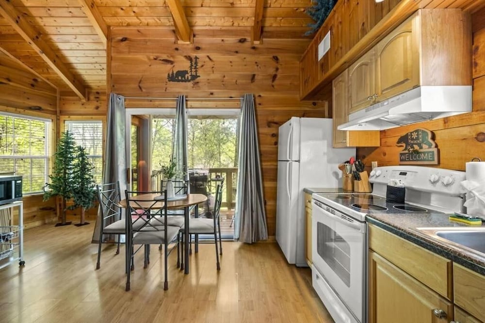 Gatlinburg Couples Retreat w Hot Tub Fire Pit
