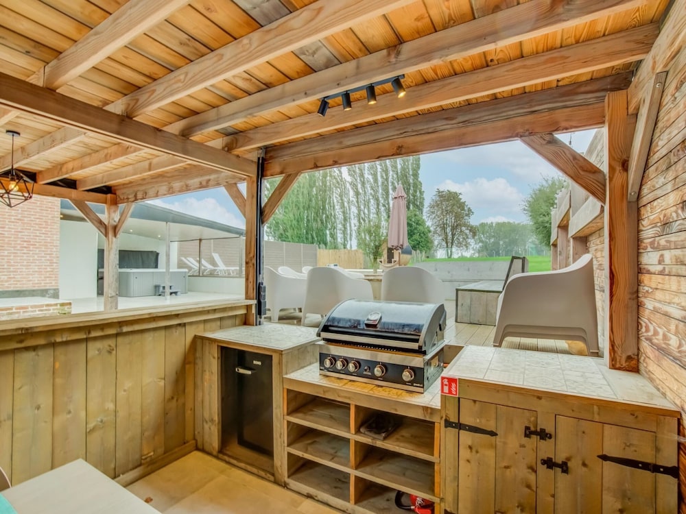 Lush Holiday Home in Vlaanderen With Private Pool