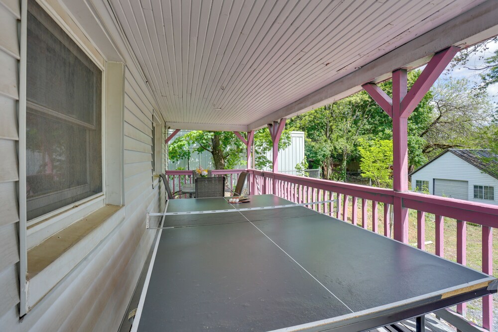 9 Mi to Hersheypark: Spacious Home w/ Deck