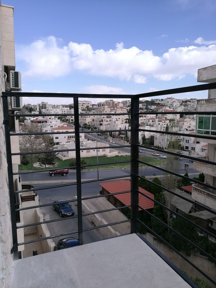 Cozy Dair Ghbar Apartments