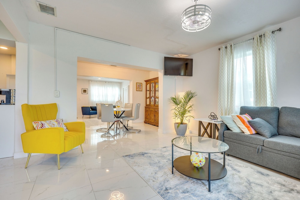 2 Mi to Hard Rock Stadium: Home w/ Spacious Yard