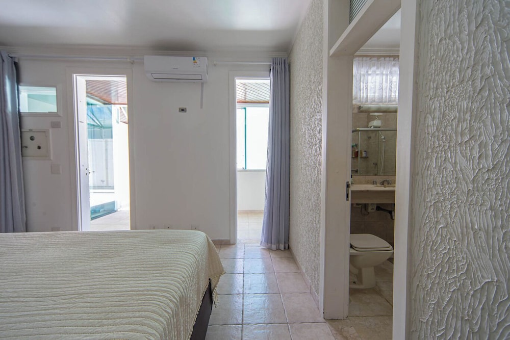 Casa Pet Friendly com 3 su tes a 200m da Praia