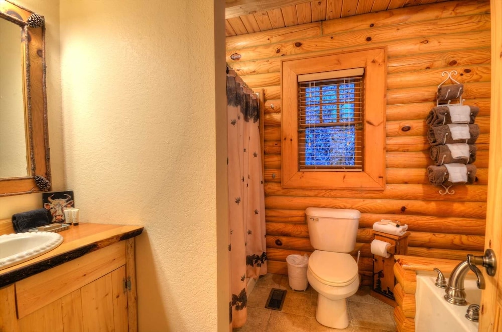 Nantahala Riverside 3 Bedroom Cabin by RedAwning view 3