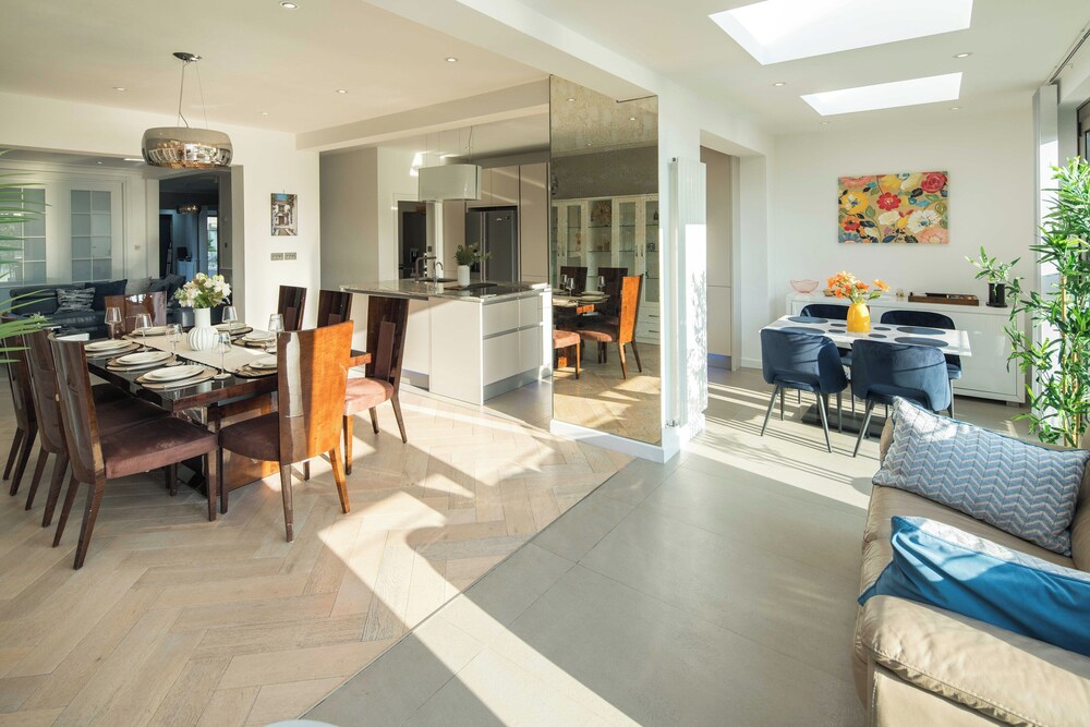 Luxurious 6-bed House With Pool and Free Parking