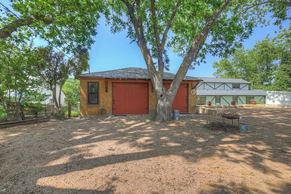 Rojo-charming Unit Walking Distance to Main St!