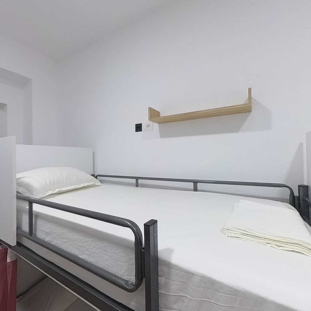 Mateo Rooms and Hostel