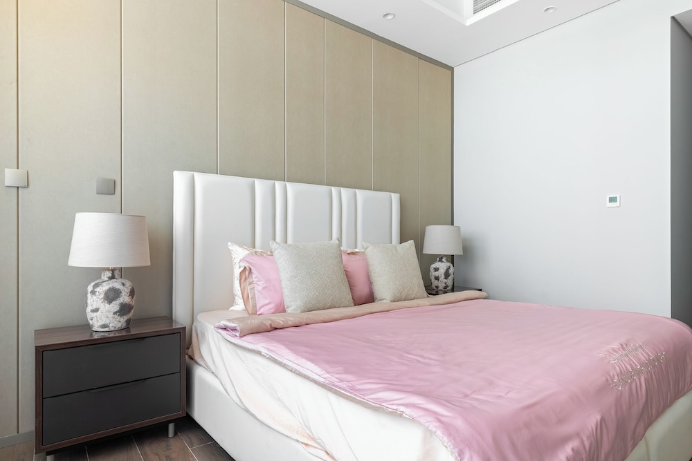 SIMPLY COMFORT Skyline Apts at Nobles Tower with Luxury Burj View