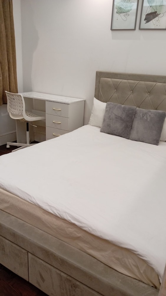 Luton Excellent 1 bed Apartment With Living Room