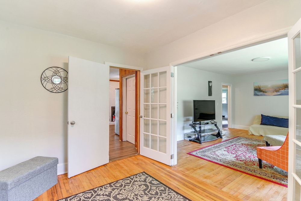 6 Mi to Uptown: Pet-friendly Home in Charlotte