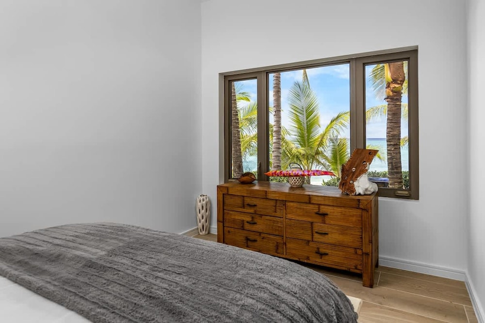 Newly Renovated Notos Cove Villa Property