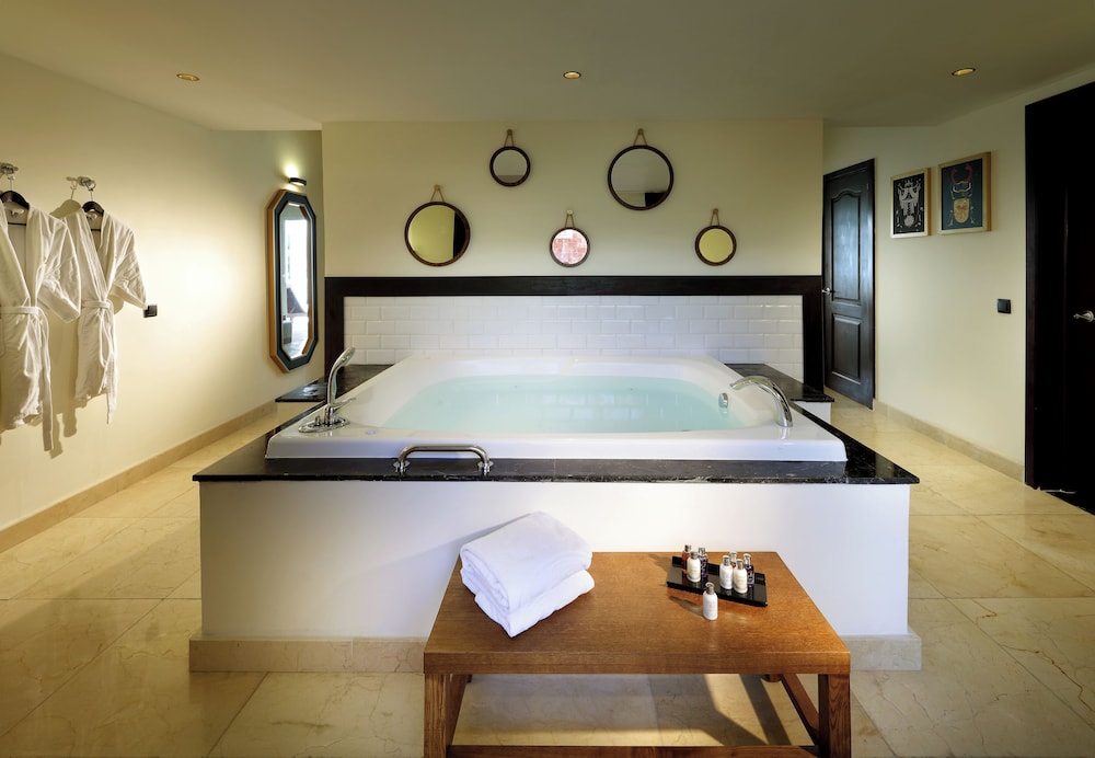 Grand Palladium Lady Hamilton Resort  Spa All Inclusive - Property Image 37