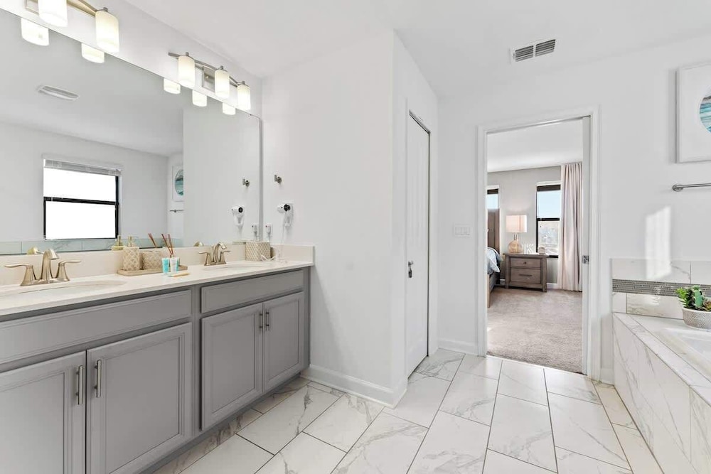 Luxury Decor 6BR at Storey Lake Sleeps 16
