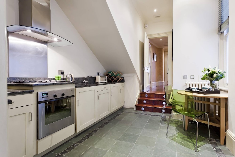 Gledhow Gardens by Onefinestay