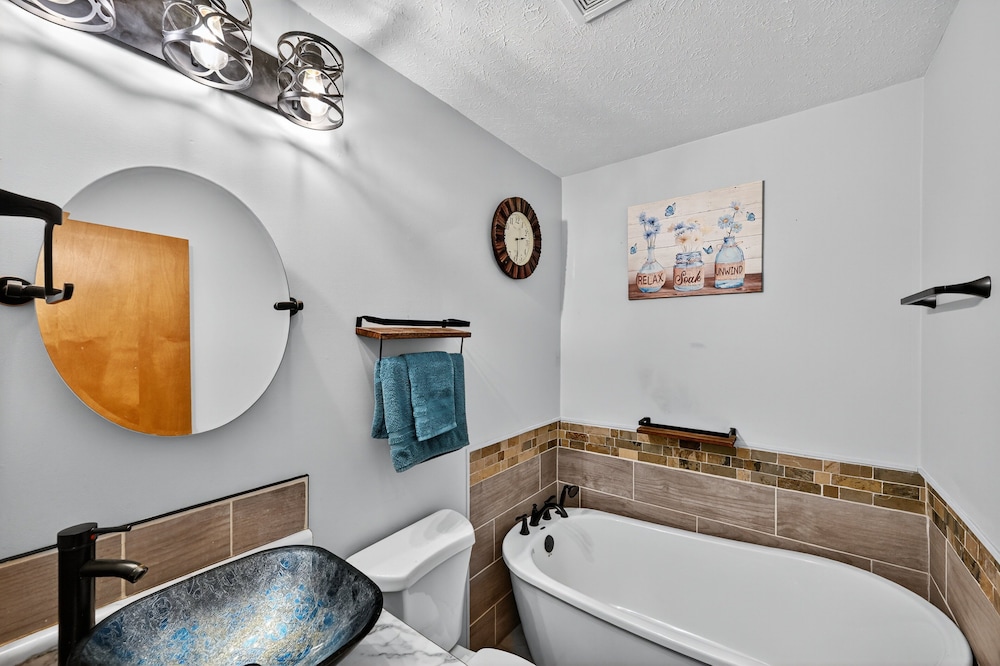 Cozy Retreat With Hot Tub In Peaceful Goshen 4 Bedroom Home