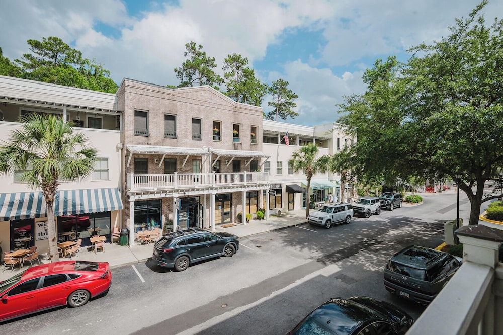 Lowcountry Landing! 3-story Townhouse in Old Town's Promenade