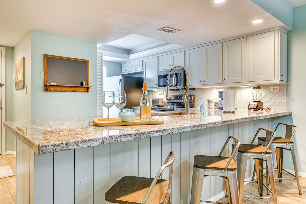 Walk to Beach: Condo w/ Pool Access in Texas!