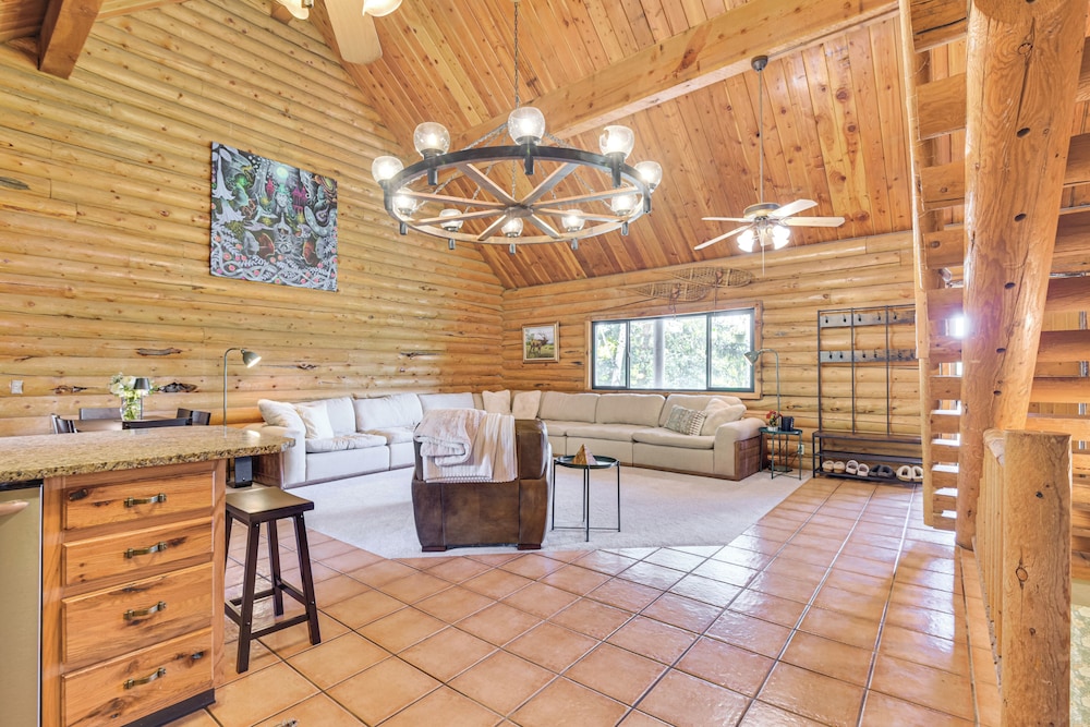 Ski, Hike & More: Homey Huntsville Retreat!