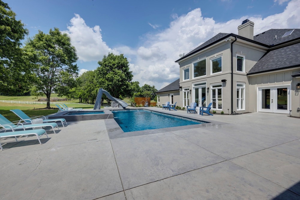 Majestic Manor-private Hundred Acre Yard-pool/spa