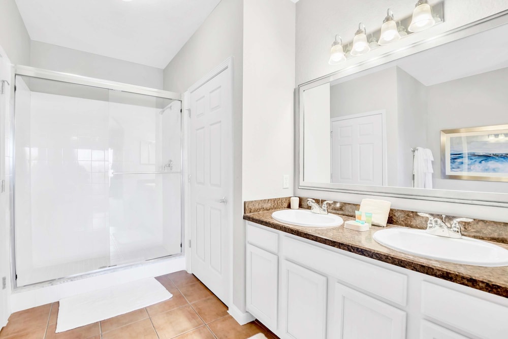 Modern 2BR Condo w Private Patio7 min to Disney