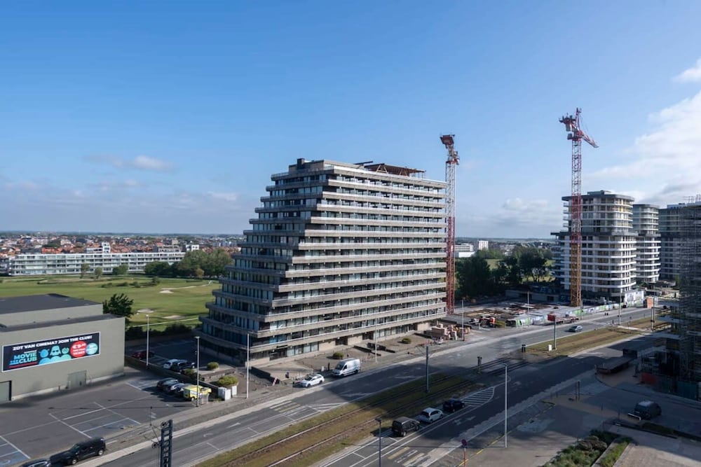 Seaview Apartment on the Beach - Free Parking