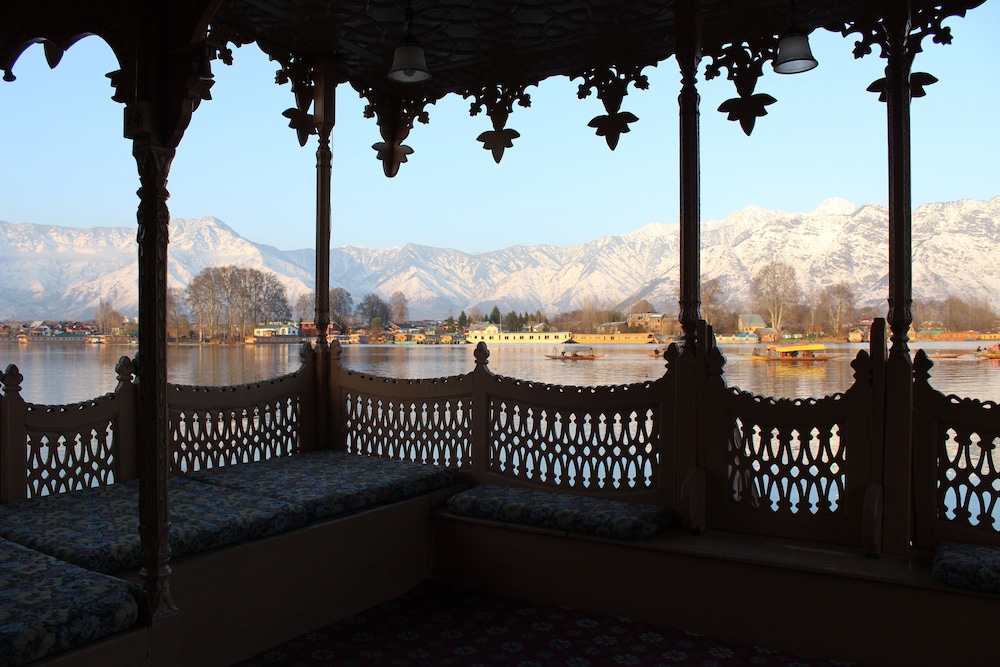 Wangnoo Houseboats view 2