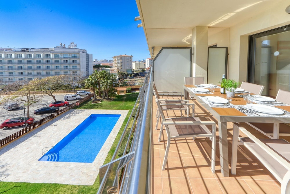 Apartment in Roses by the Beach With Pool