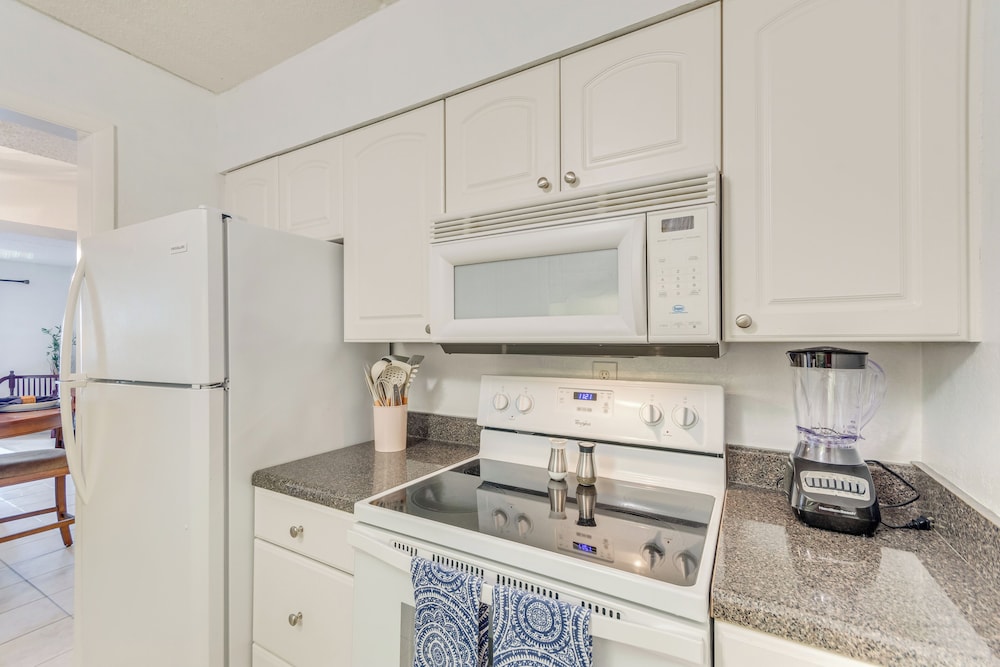 Waterfront Community w/ Perks: Mary Esther Condo