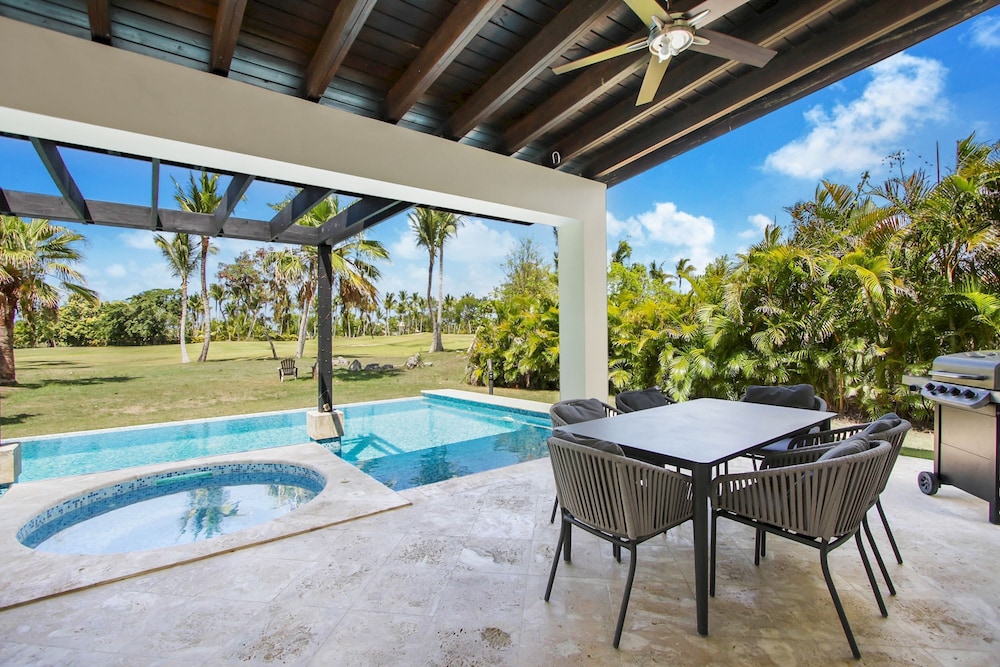 Luxury Golf Villa in Bavaro Cocotal Palma Real Pool Jacuzzi Staff