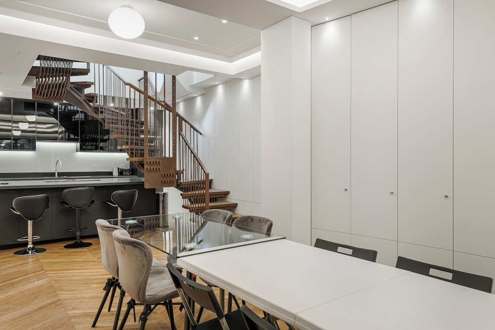 Spacious 5 Bdrm Townhouse in Camden