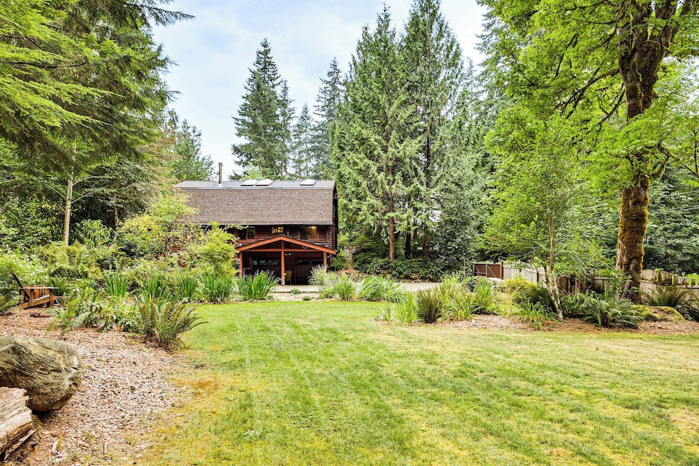 Lake Margaret Access: Boho Log Cabin w/ Backyard