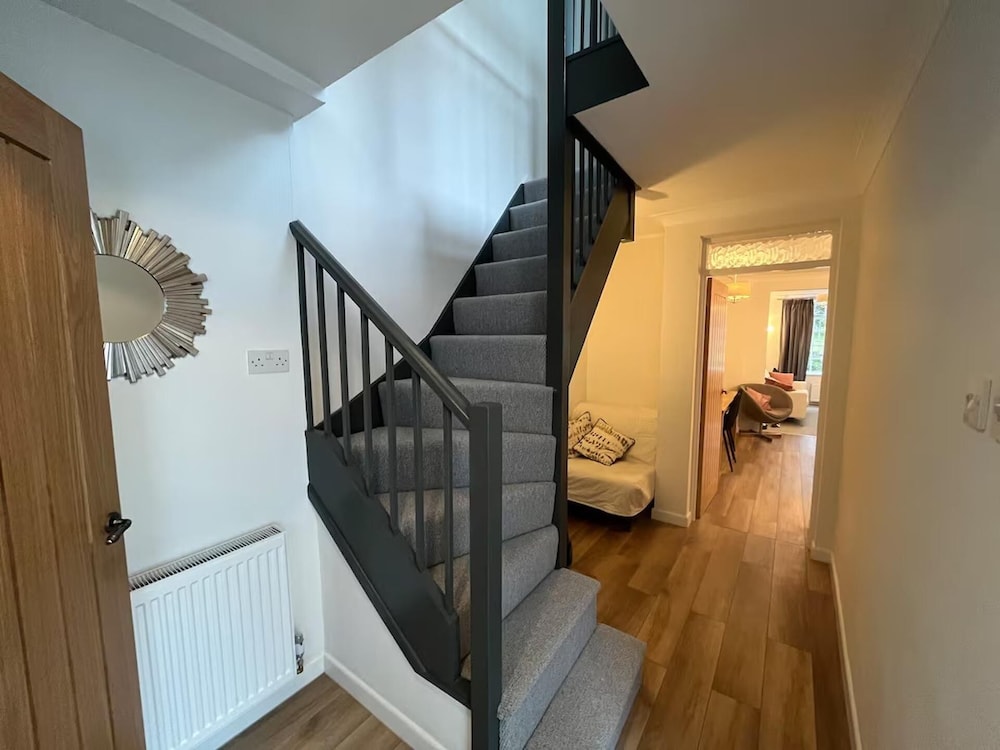 Charming 3-bed Cottage - Private Garden & Parking