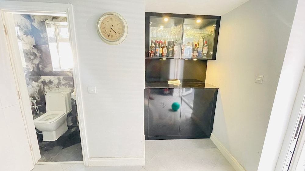 House - Sleeps 16, Parking, Pets Allowed & Jacuzzi