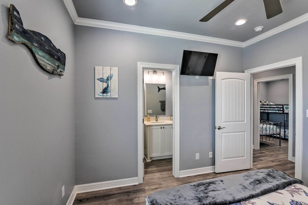 Walk to Shore: Crystal Beach Home w/ Deck + Grill! view 2