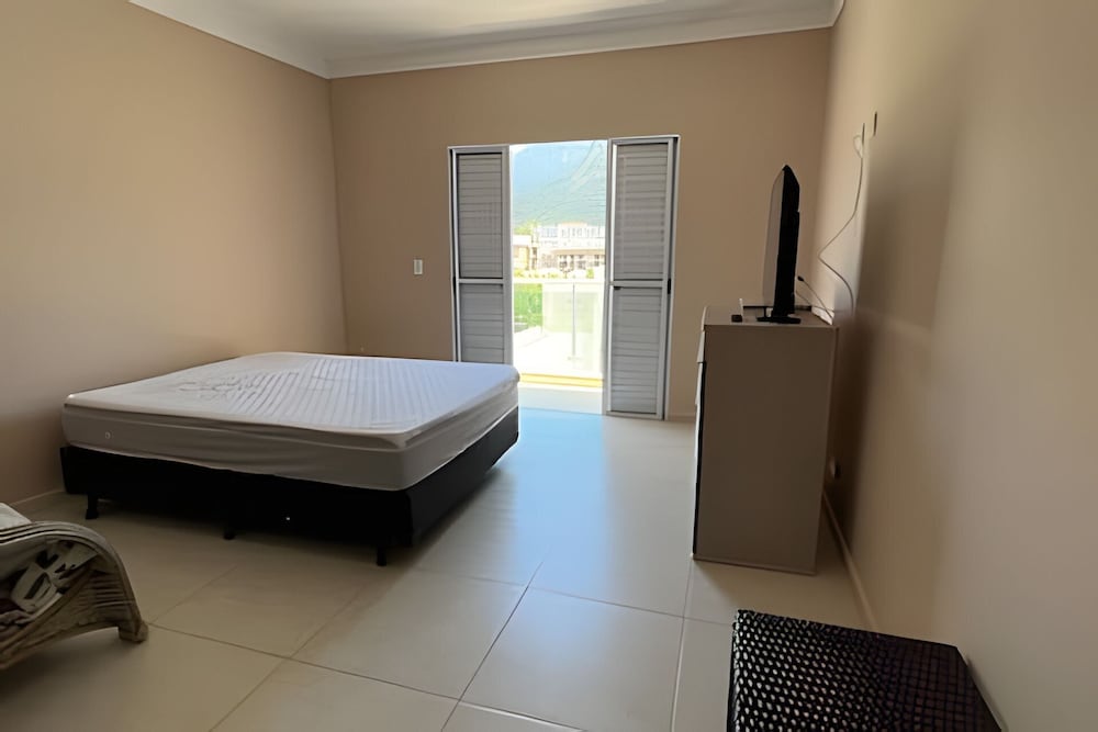 Casa com piscina em Boraceia