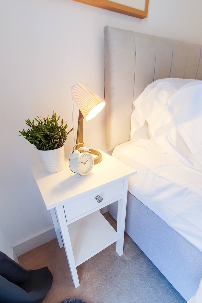 Lovely Flat in Kiln Close With Free Parking
