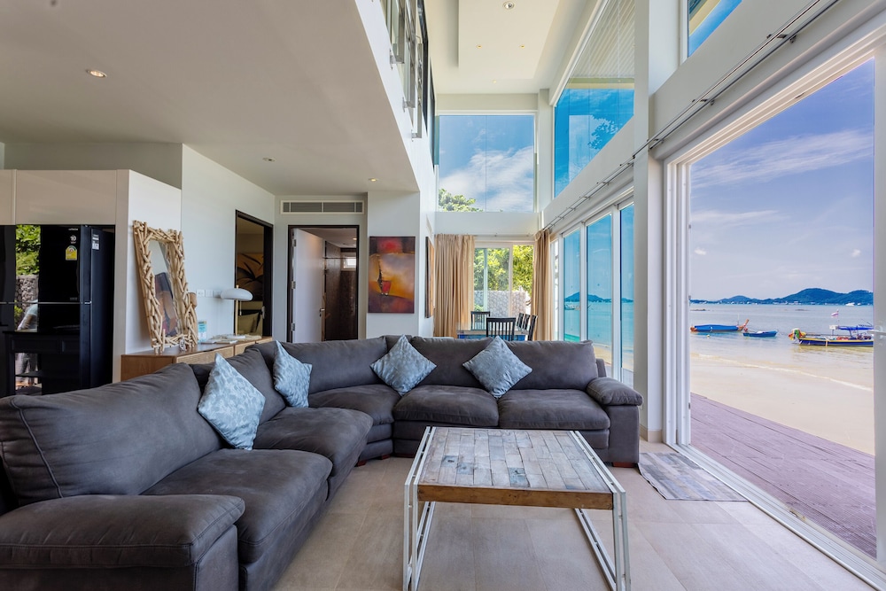 Built on the Beach 4BR 5star Resort V221