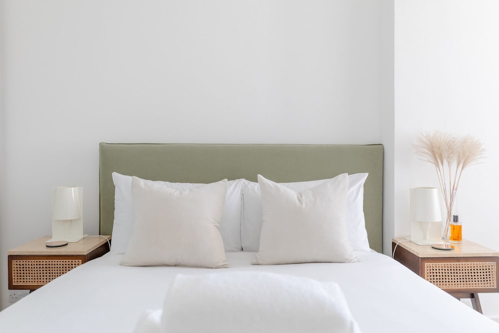 Sleek Scandi-inspired 2BD Flat, Fulham