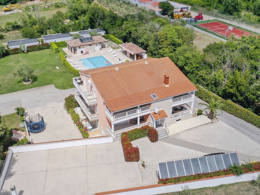 Elegant Apartment in Banjole near Fratarski Otok Island view 3