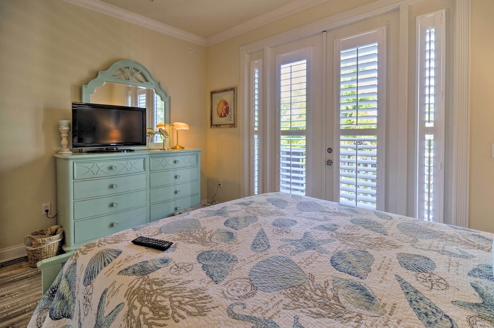 Holmes Beach Family Home: Private Pool & 3 Decks!