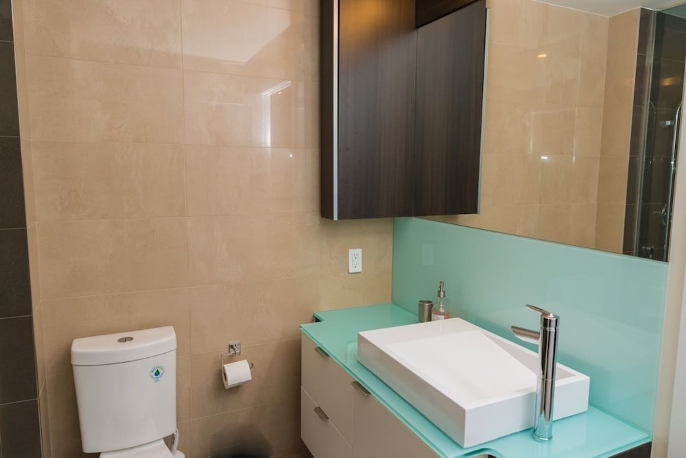 Sarkar Suites - CN Tower Rogers Centre