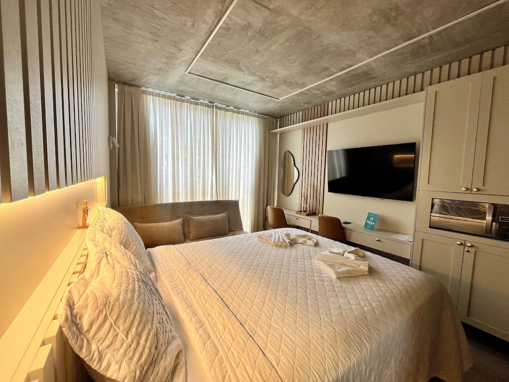 Setai Yacht Comfort II - By Almare Flats