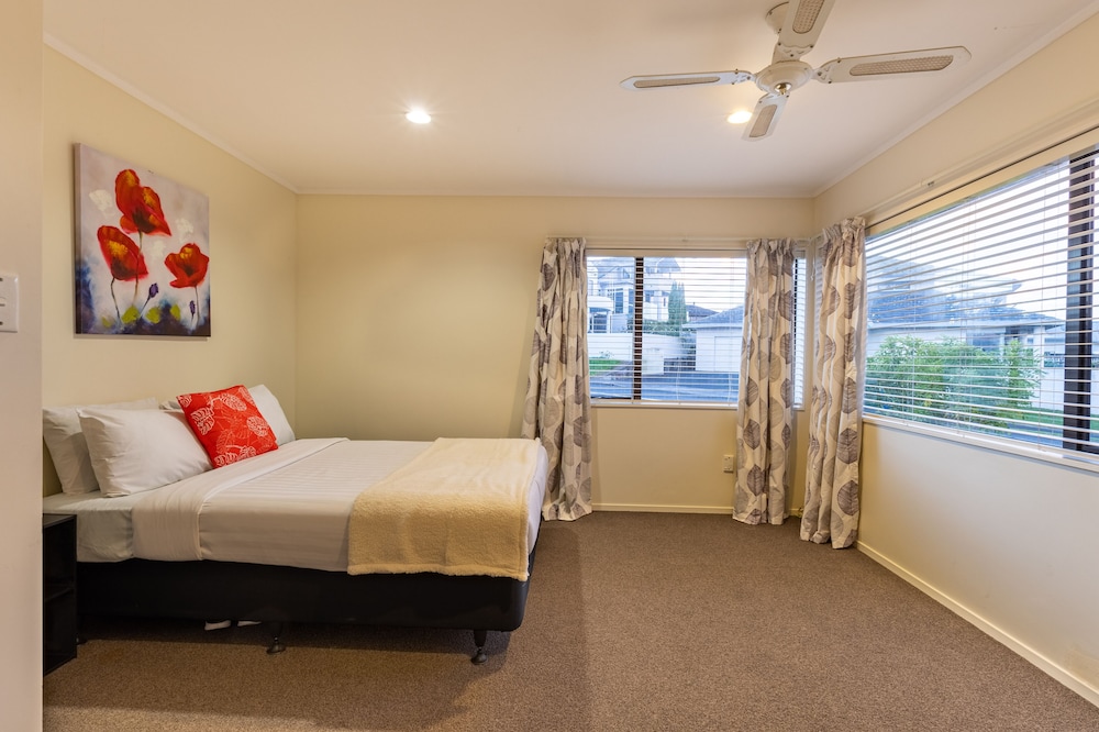 Character 4BR Home - Seaview - Skyline - Hot tub view 5