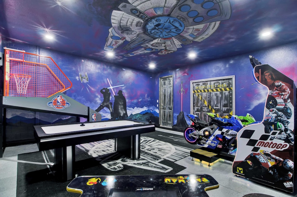 Sleeps 20! 9bdr, Star Wars-themed Game Room, Pool, Hot Tub Nassau by Avantstay