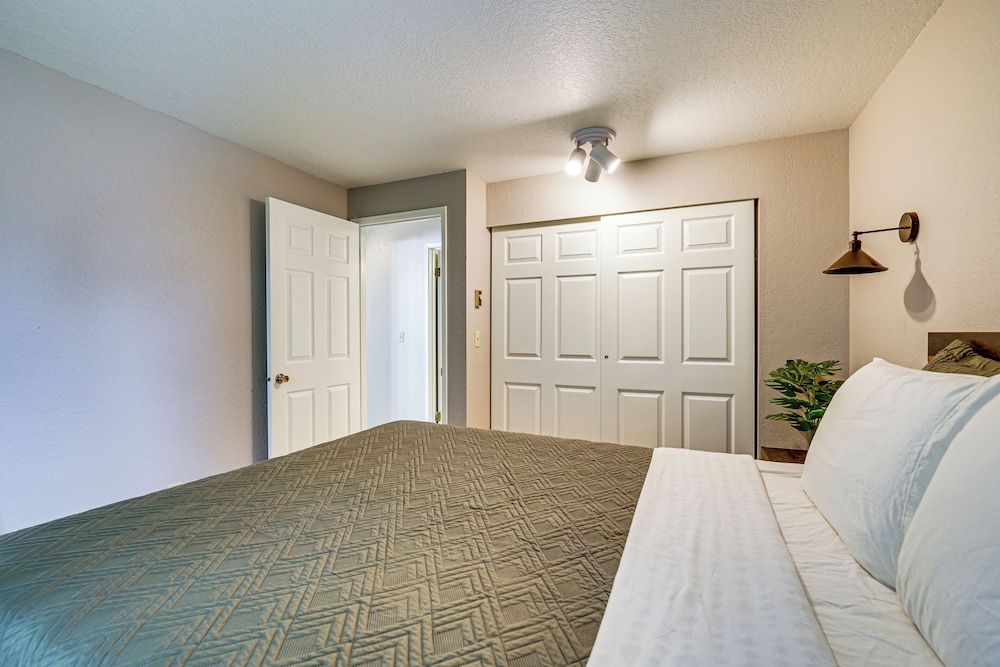 Walk to Lake Stevens: Duplex w/ Fire Pit!