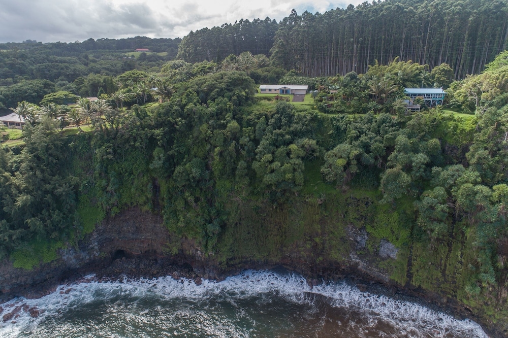 Maui Vacations - Hamakua Pukana La Hale 3 Bedroom Home by RedAwning - Property Image 1