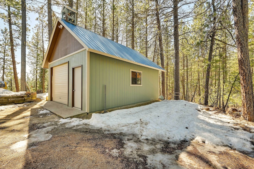 Secluded Garden Valley Cabin w/ Deck & Views!