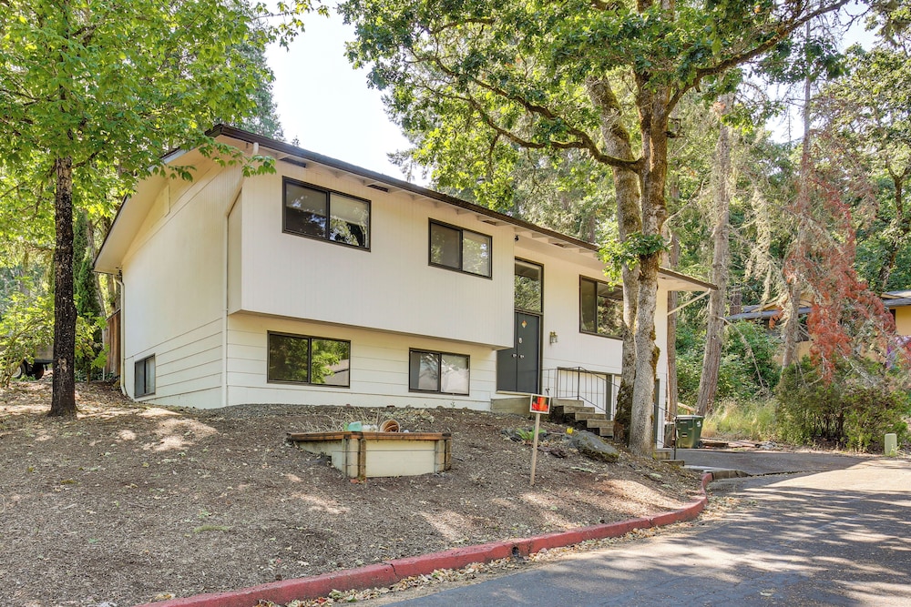 3 Mi to U of O Pet-friendly Home w/ Covered Deck!