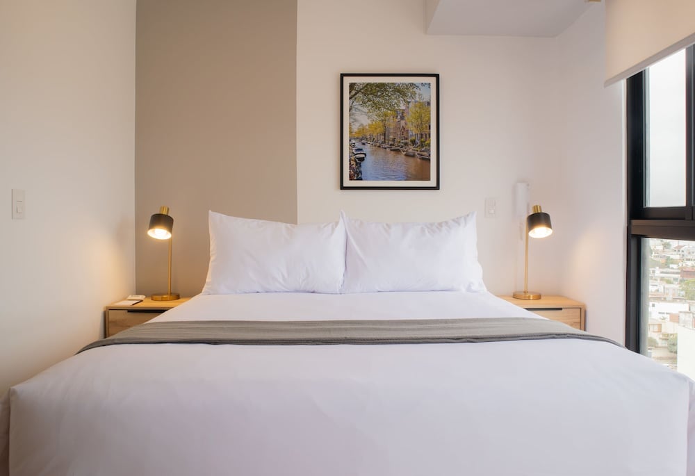 w Inviting 2BR w Balcony in Miraflores