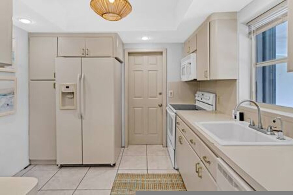 437 NE 107th Pool Hot Tub Patio 5 Bedrooms 3 Baths Parking